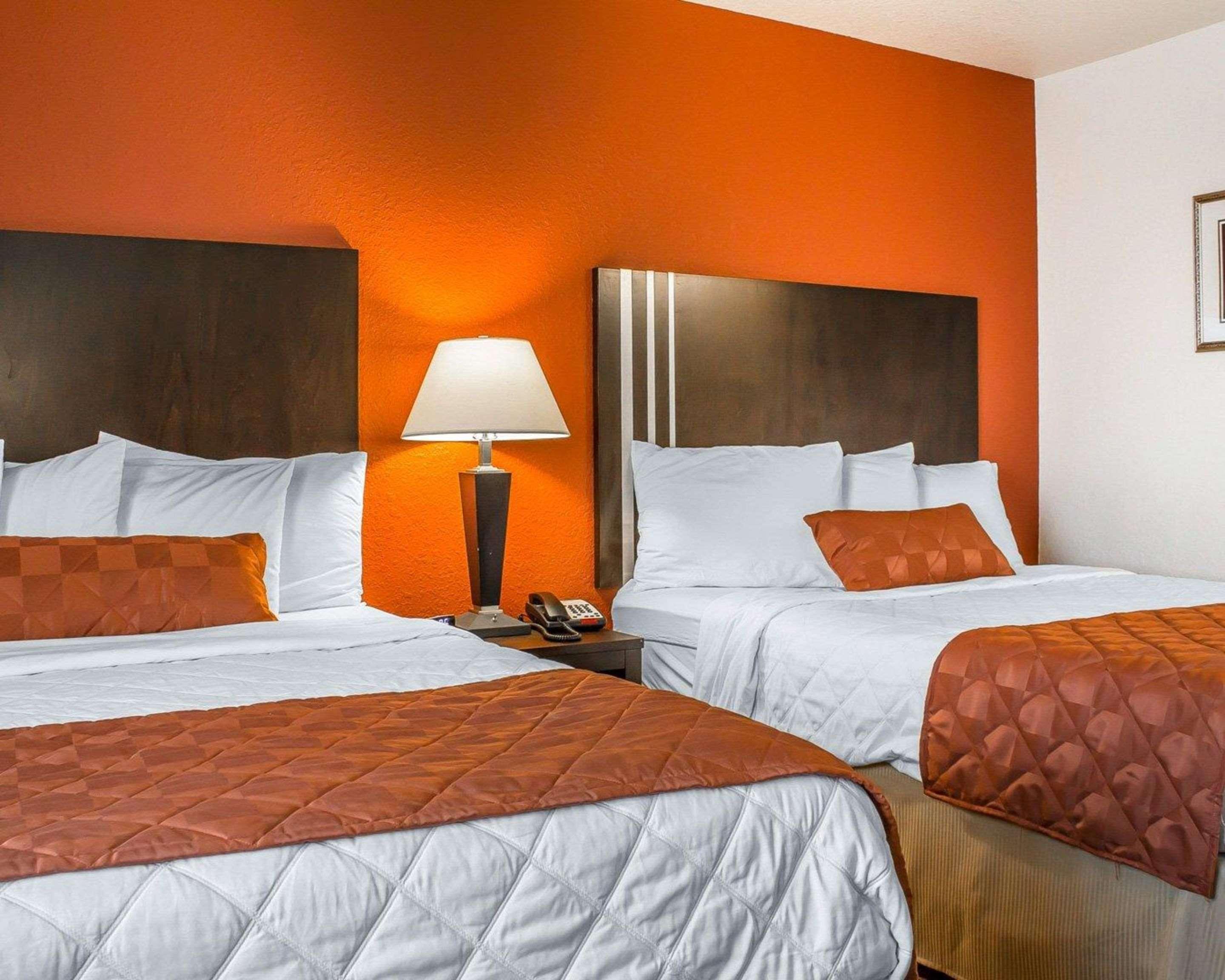 Rodeway Inn & Suites Near Okoboji Lake Milford Buitenkant foto