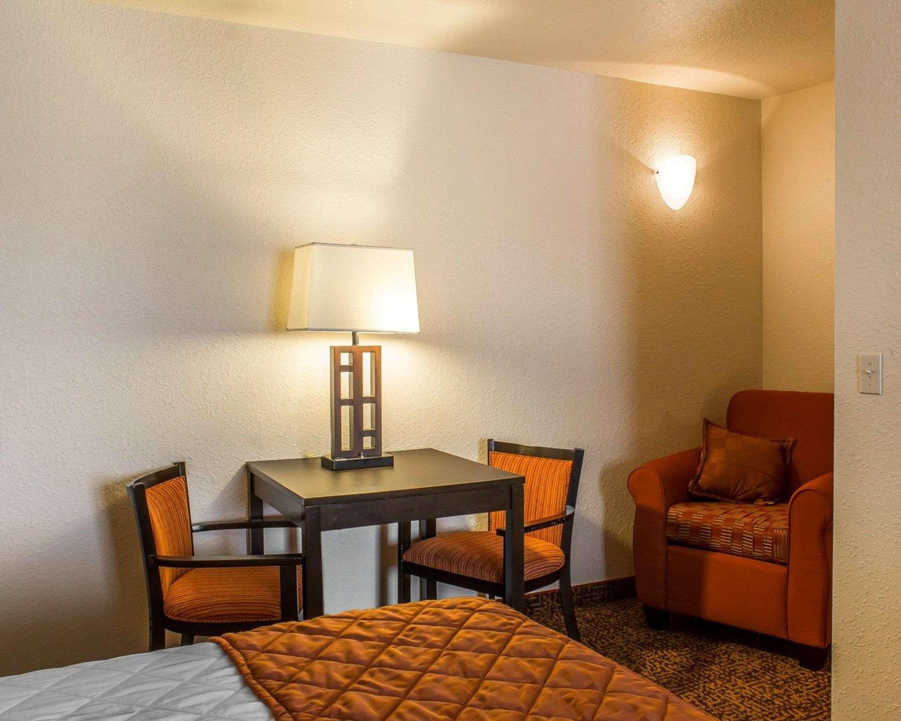 Rodeway Inn & Suites Near Okoboji Lake Milford Buitenkant foto