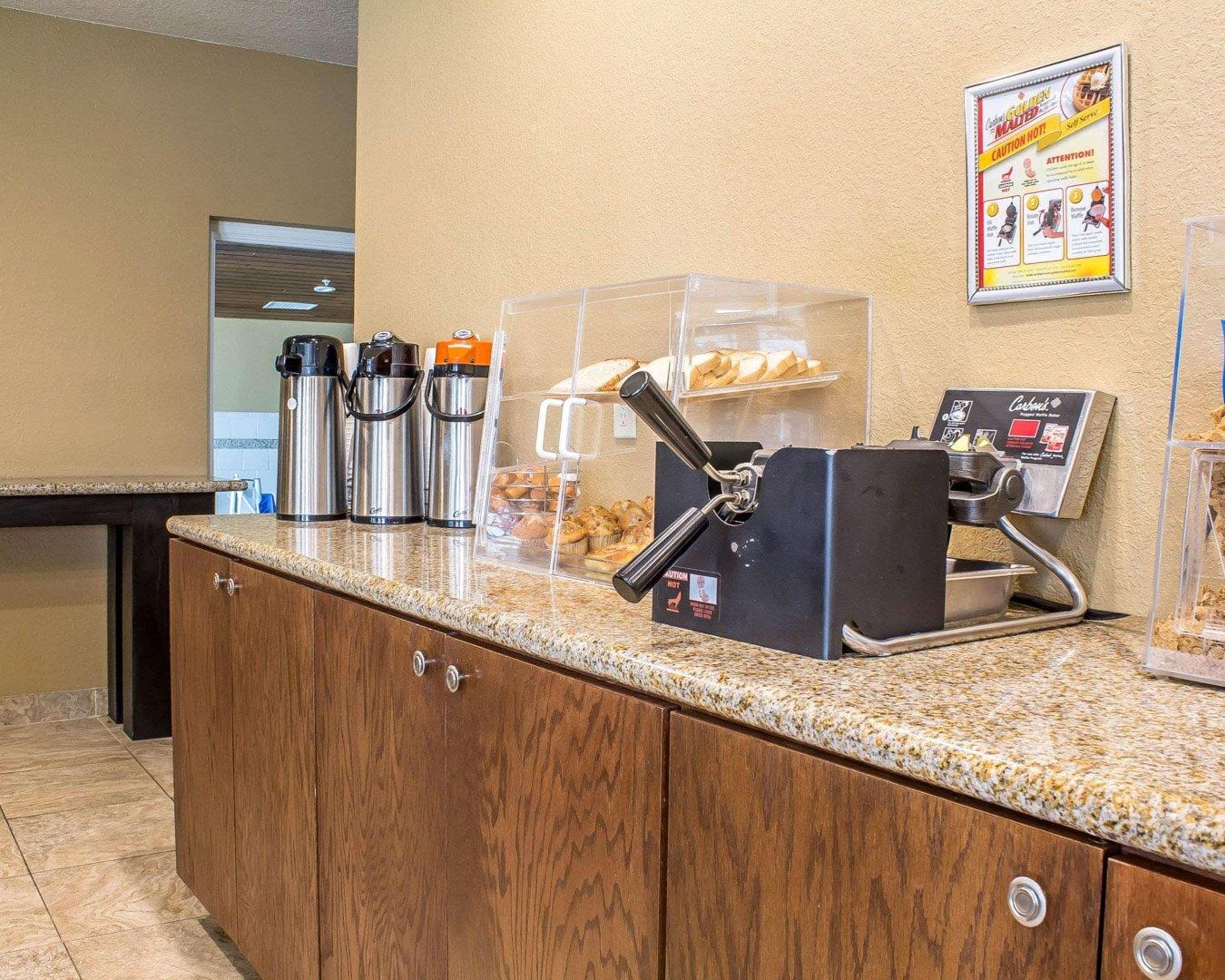 Rodeway Inn & Suites Near Okoboji Lake Milford Buitenkant foto