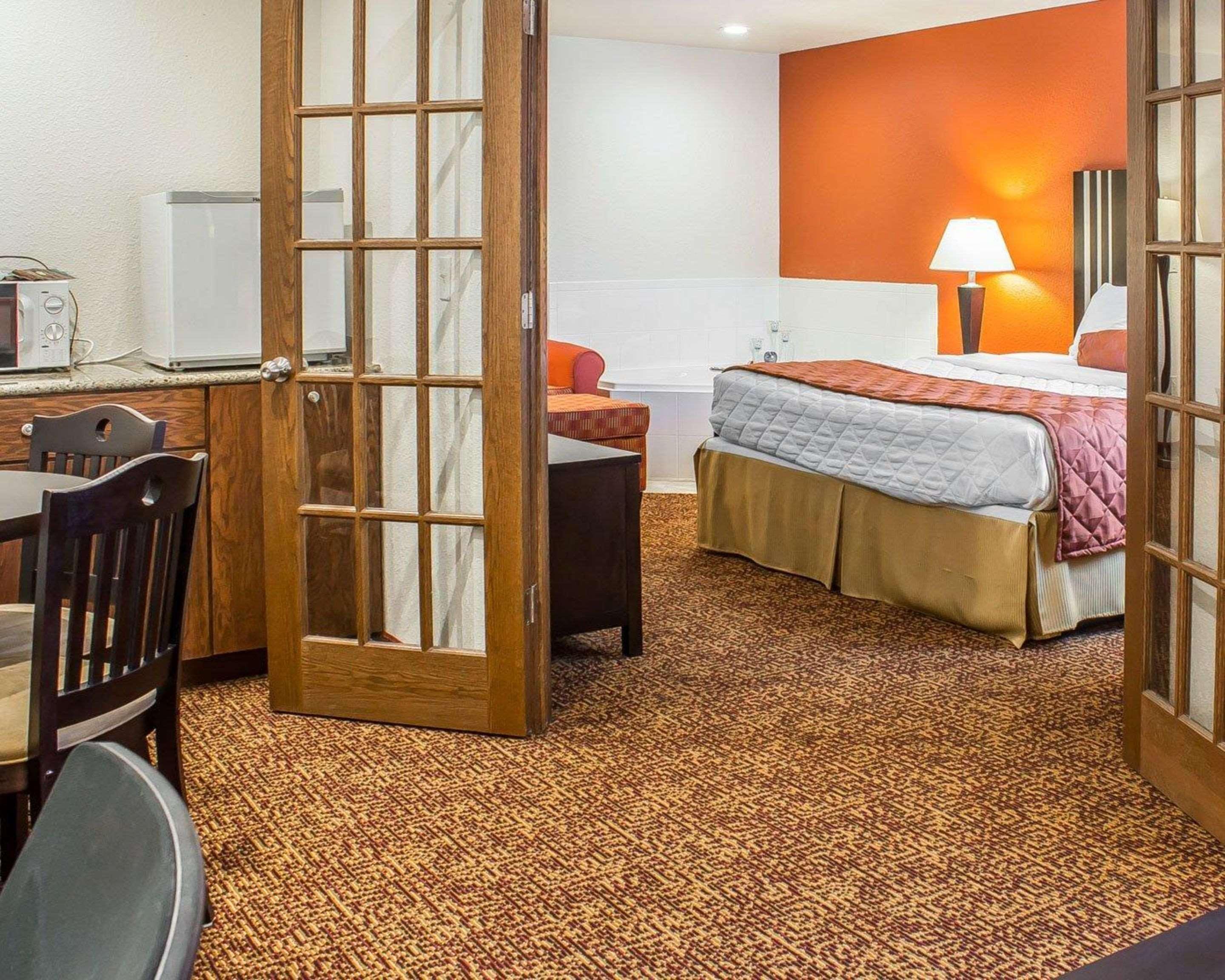 Rodeway Inn & Suites Near Okoboji Lake Milford Buitenkant foto
