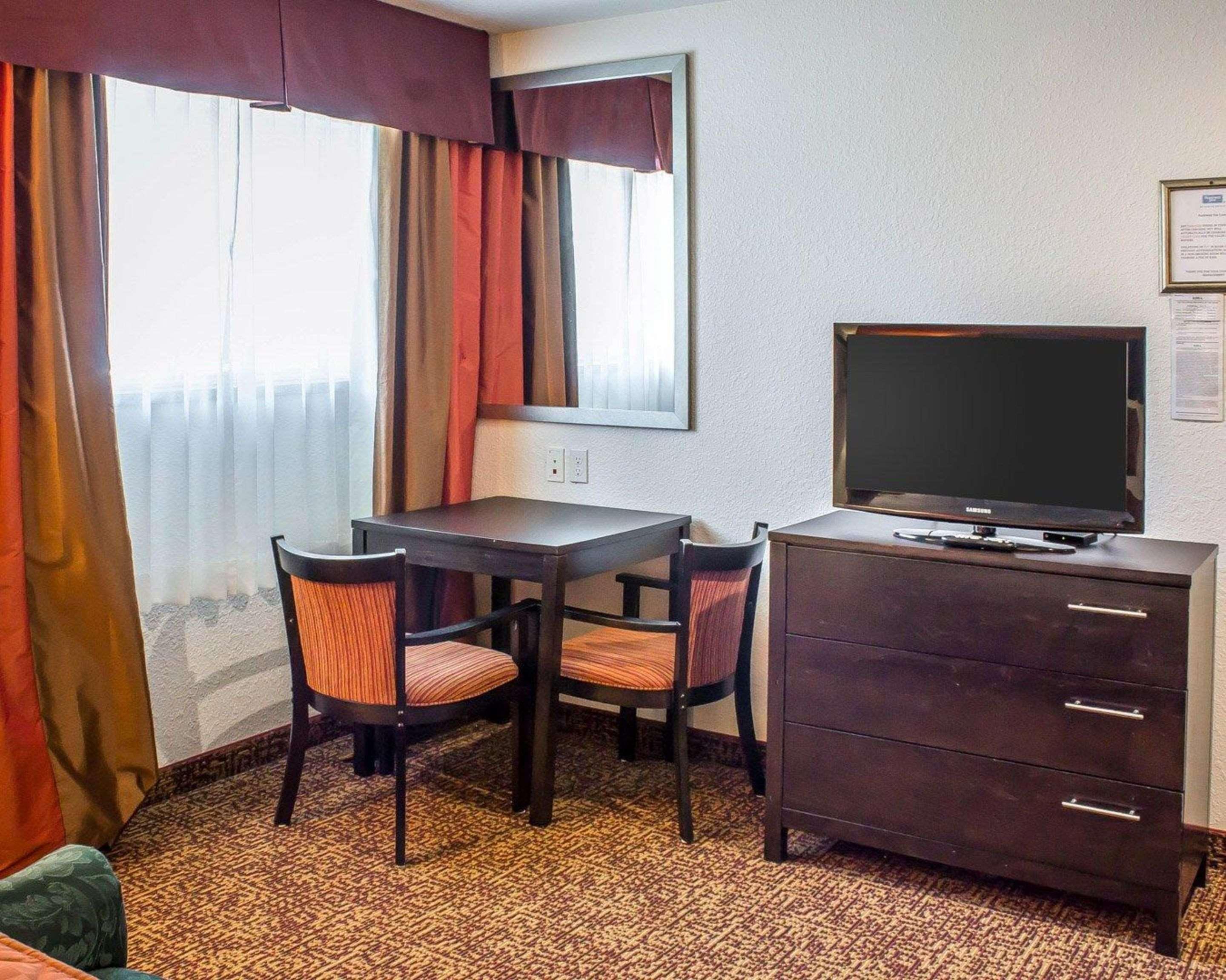 Rodeway Inn & Suites Near Okoboji Lake Milford Buitenkant foto