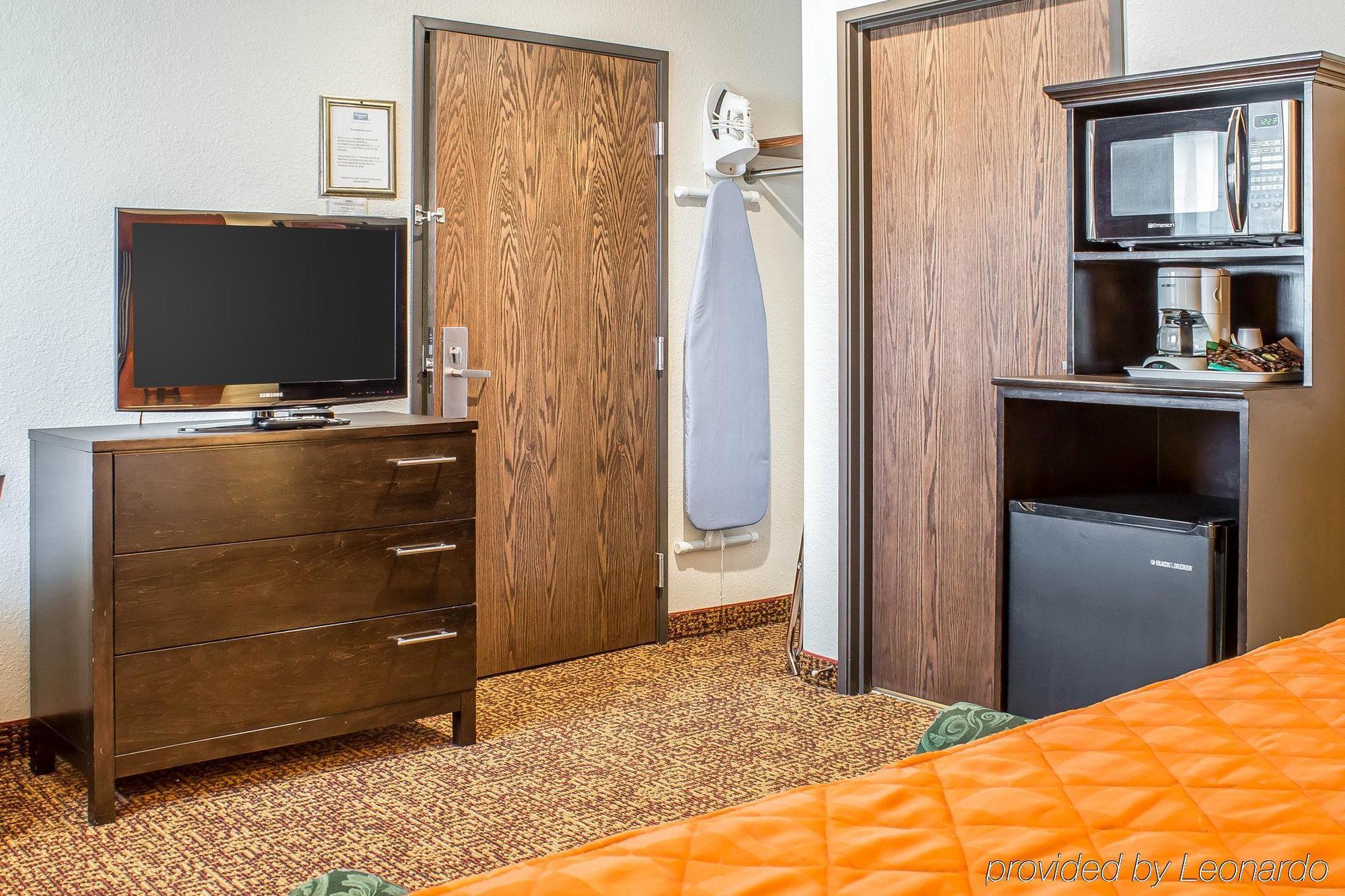 Rodeway Inn & Suites Near Okoboji Lake Milford Buitenkant foto