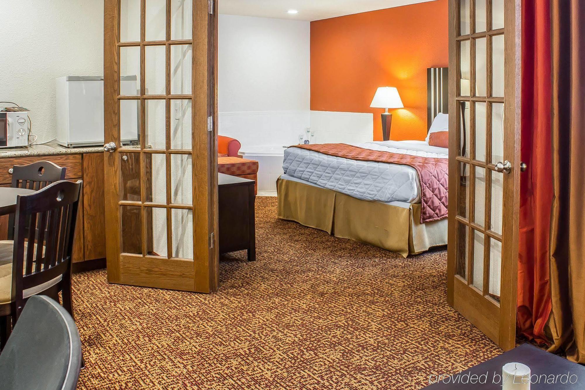 Rodeway Inn & Suites Near Okoboji Lake Milford Buitenkant foto
